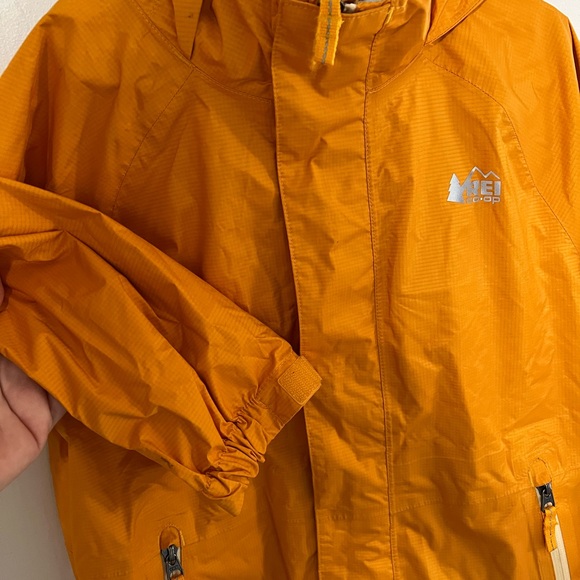 REI Yellow Raincoat Lightweight Athletic Style - Picture 2 of 7